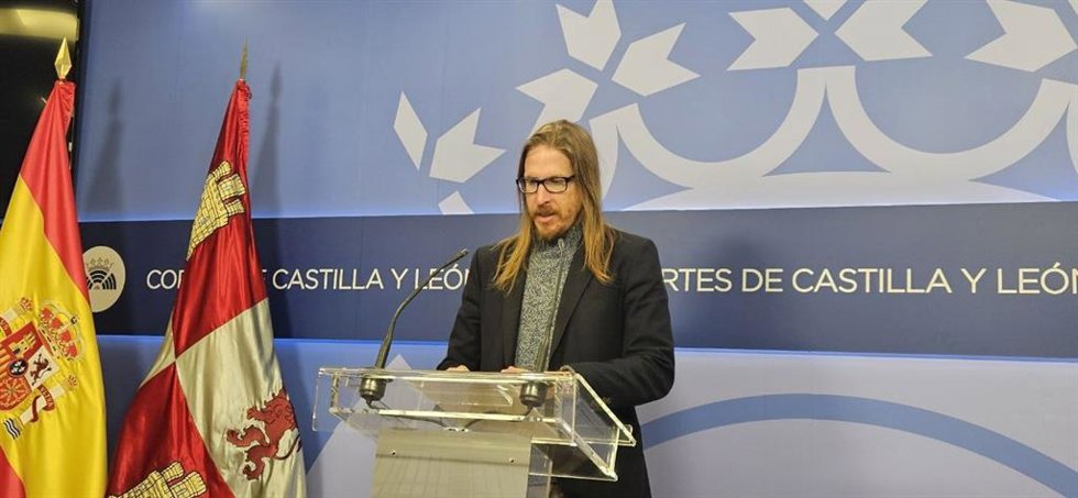 El coordinador autonómico de Podemos Castilla y León, Pablo Fernández, durante una rueda de prensa en las Cortes