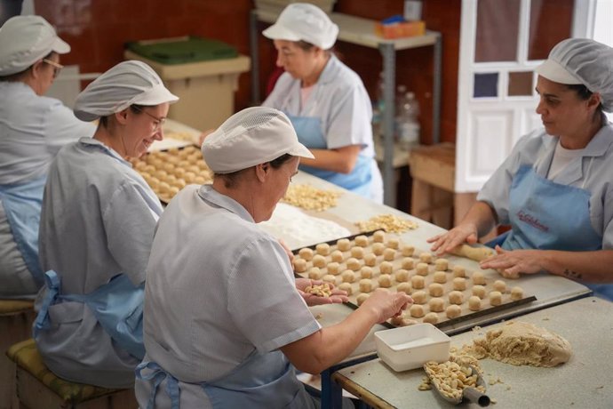Archivo - Trabajadoras haciendo mantecados en la fábrica La Colchona. A 04 de diciembre de 2024, en Estepa, Sevilla (Andalucía, España).