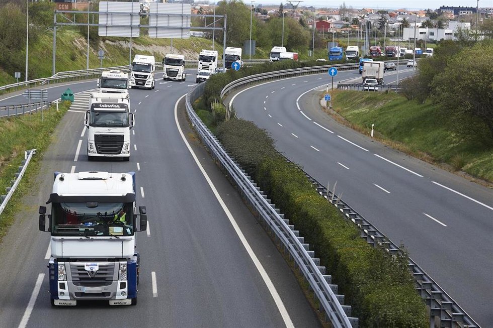 Archivo - Varios camiones durante una marcha en la A-67, de Santander a Torrelavega, a 21 de marzo de 2022