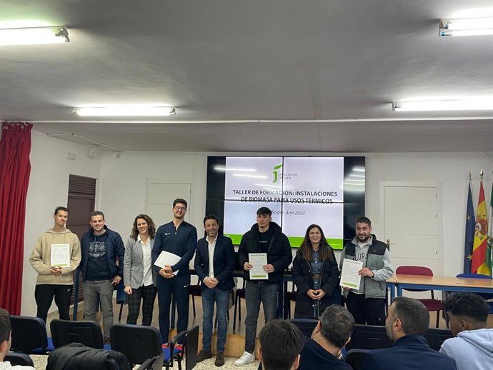 Clausura del taller sobre instalaciones de biomasa para usos térmicos en el IES Reyes de España.