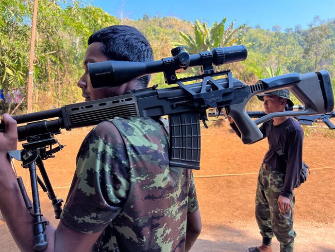 Archivo - January 10, 2025, Kayin State, Myanmar: A sniper gun collected from the military side during the fight. A batch of young Burmese people undertake daily training in a bootcamp run by Justice Soldiers PDF (People Defence Forces) in the remote fore