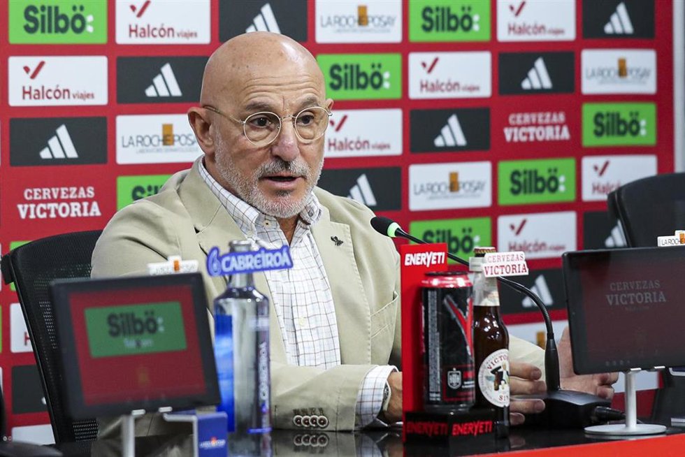 El seleccionador nacional de fútbol Luis de la Fuente en rueda de prensa
