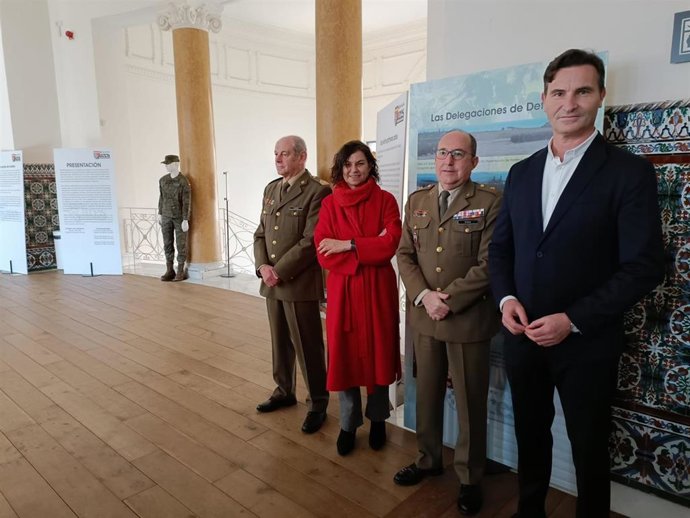El comandante Pina, jefe de Reclutamiento destinado en la Delegación de Defensa en el Principado de Asturias (segundo por la derecha), visita una exposición militar en Gijón, acompañado de los ediles Jorge González - Palacios y Montserrat López Moro.