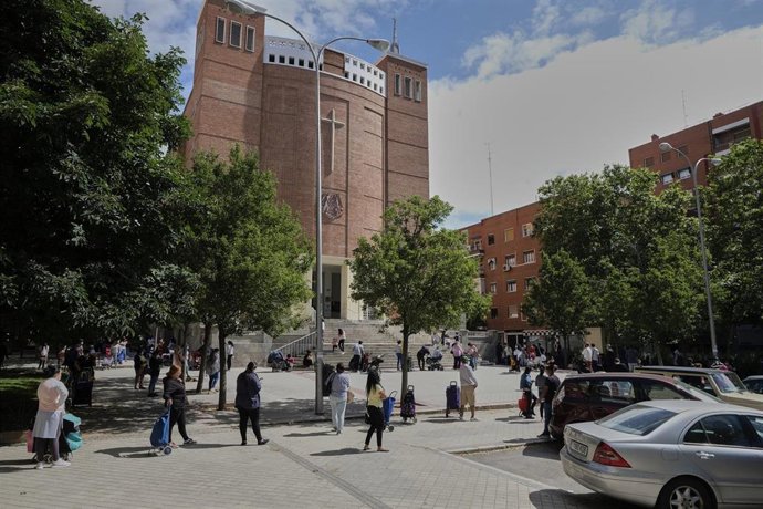 Archivo - Decenas de mujeres esperan en las inmediaciones de la Parroquia Santa María Micaela y San Enrique donde la Fundación Madrina, para recibir alimentos durante la panemia. 