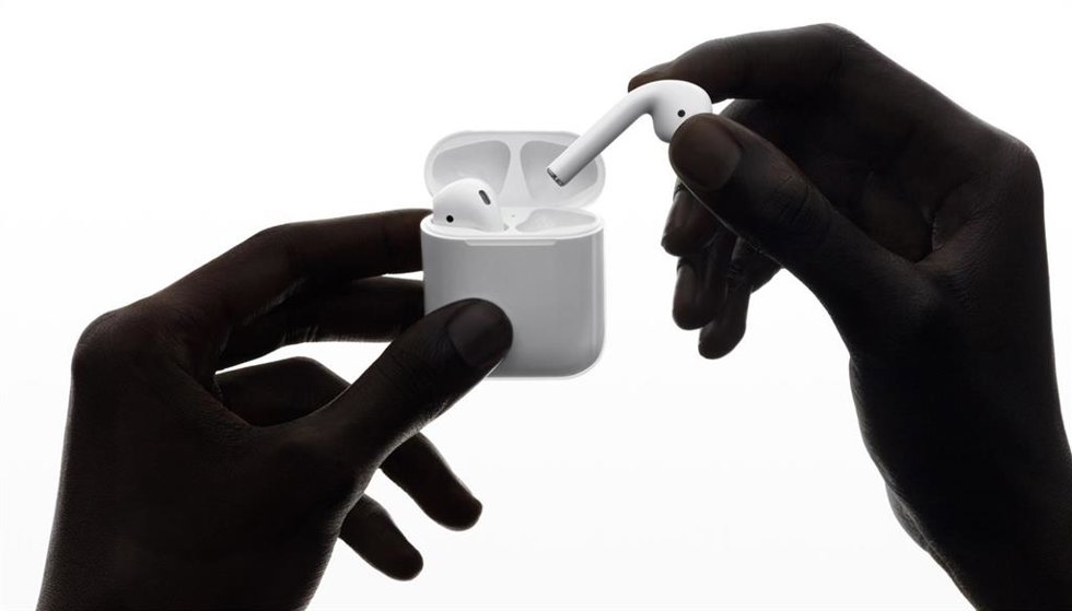 Archivo - Auriculares inalámbricos de Apple, Airpods 