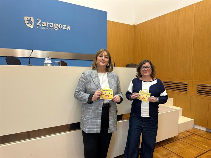 La concejal del grupo municipal del PSOE y presidenta del distrito de Las Fuentes, Marta Aparicio, y la gerente de la Asociación de Comerciantes 'Yo Compro en Las Fuentes' y alrededores, Aurora Sáchez