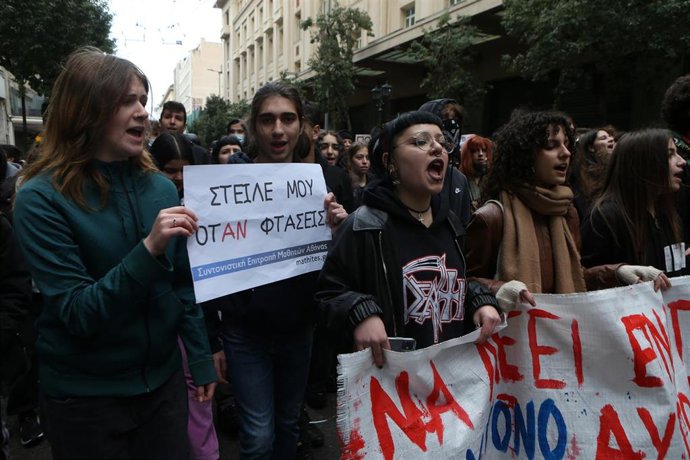 Archivo - Estudiantes protestan en el centro de Atenas exigiendo justicia por el accidente ferroviario de Tempe  .