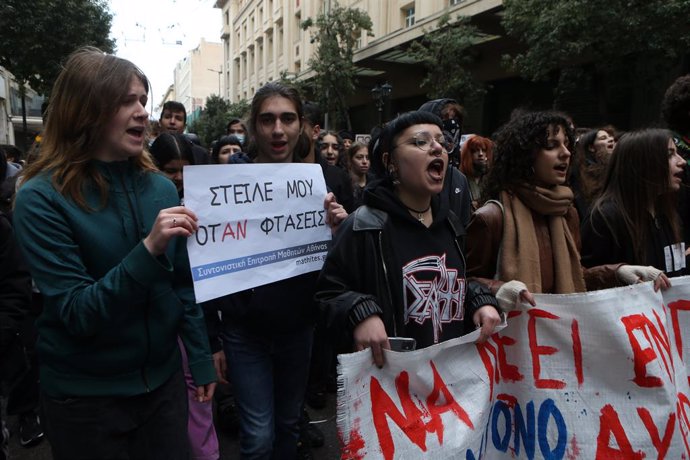 Archivo - February 7, 2025, Athens, Greece: Student protests in the center of Athens  calling for justice over the Tempi railway collision. The protesters are calling for justice, improved public transport infrastructure, and better facilities in educatio