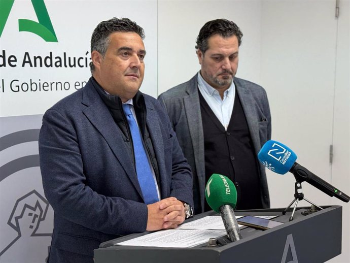 El delegado de la Junta de Andalucía en Huelva, José Manuel Correa, y el delegado de Fomento, Articulación del Territorio y Vivienda, Jaime Pérez, en rueda de prensa.