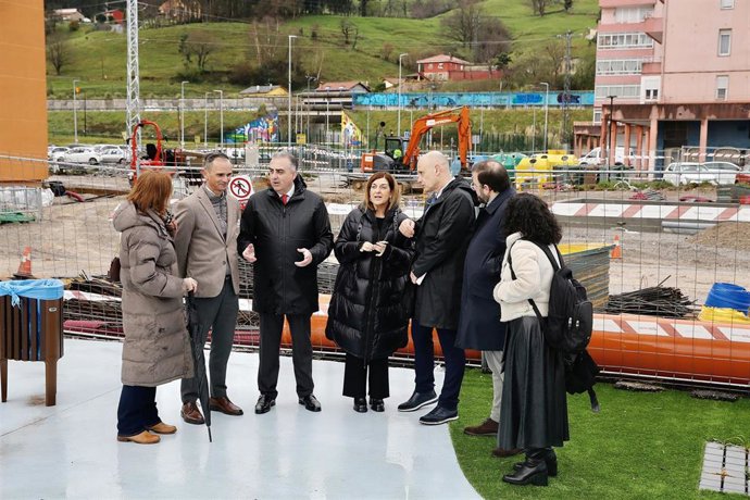 La presidenta de Cantabria, María José Sáenz de Buruaga, en una visita a Los Corrales de Buelna
