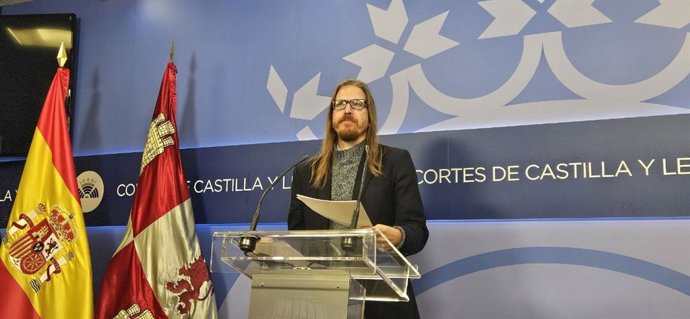El coordinador autonómico de Podemos Castilla y León, Pablo Fernández, durante una rueda de prensa celebrada este viernes en las Cortes