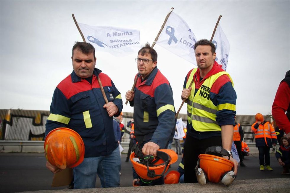 Archivo - Varias personas durante una protesta de trabajadores de Alcoa, a 23 de noviembre de 2024, en Ribadeo, Lugo, Galicia (España). Una protesta de cientos de trabajadores de Alcoa San Cibrao ha cortado durante unos minutos la autovía A-8 a la altur