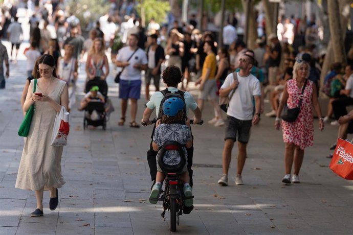 Archivo - Decenas de personas caminan por el centro de la ciudad de Barcelona, en una imagen de archivo.