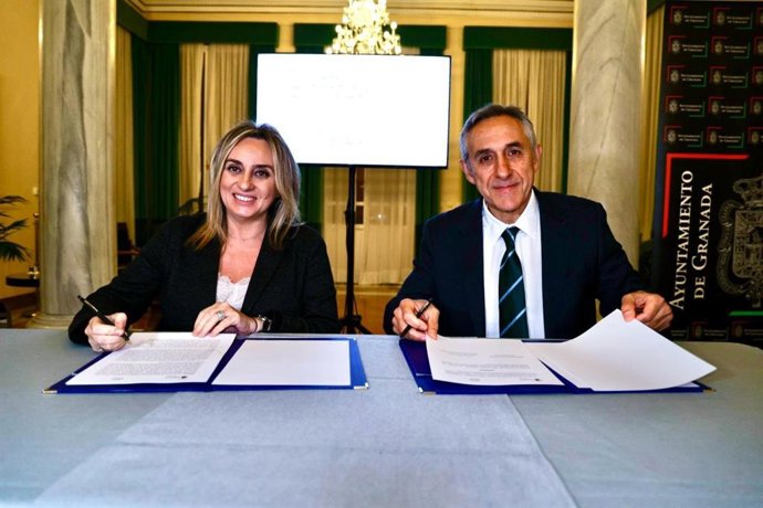 La alcaldesa de Granada, Marifrán Carazo, y el presidente de la AVS, José Manuel López Cerezo