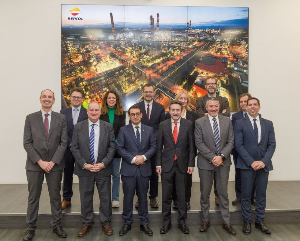 El vicepresidente ejecutivo de la Comisión Europea (CE), Stéphane Séjourné, y el ministro de Industria y Turismo, Jordi Hereu, visitan el complejo industrial de Repsol en Tarragona