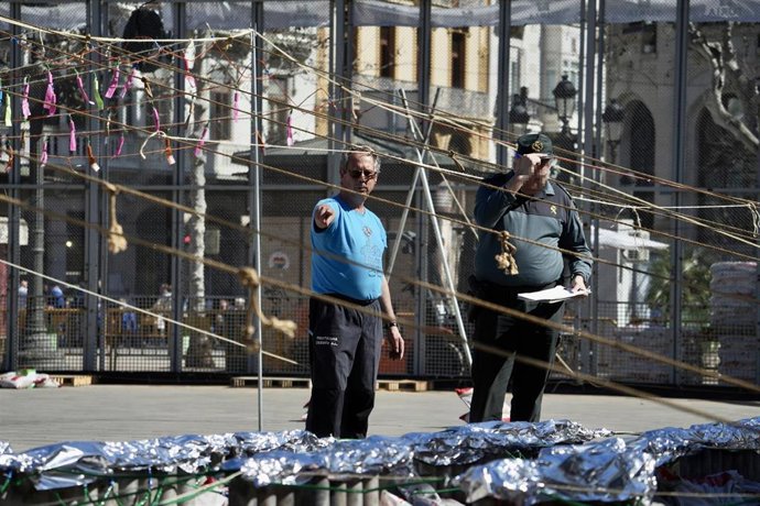 Un agente de la Guardia Civil inspecciona la mascletà de la plaza del Ayuntamiento (archivo)