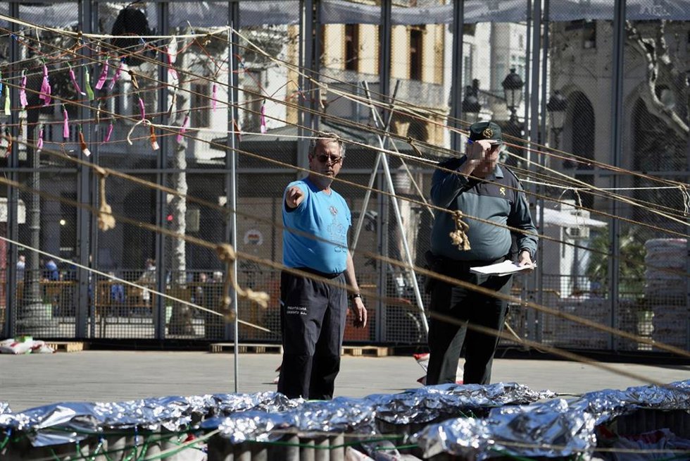Un agente de la Guardia Civil inspecciona la masclet de la plaza del Ayuntamiento (archivo)