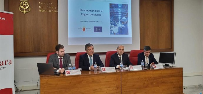 El consejero de Medio Ambiente, Universidades, Investigación y Mar Menor, Juan María Vázquez, durante la reunión de trabajo mantenida con el presidente de la Cámara de Comercio de Cartagena, Miguel Martínez, y miembros de su junta directiva