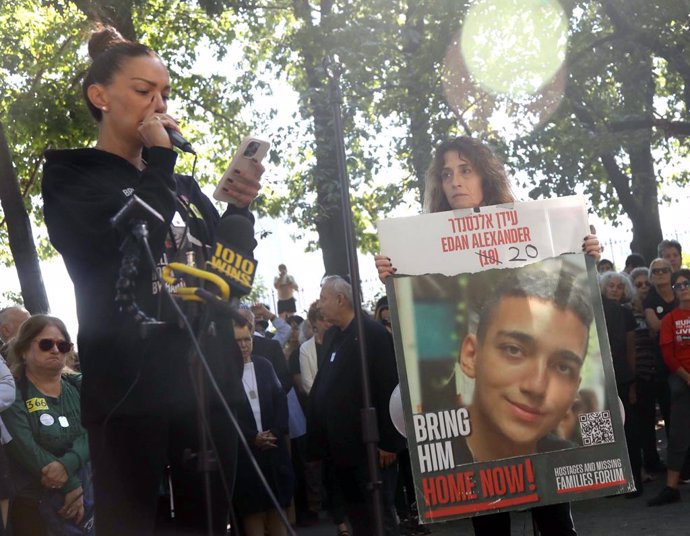 Archivo - October 6, 2024, New York, New York, USA: YAEL ALEXANDER, mother of Oct. 7 hostage Edan Alexander, addresses supporters during the One Year Later Rally and March to remember and advocate to free the hostages taken on October 7th 2023, organized 