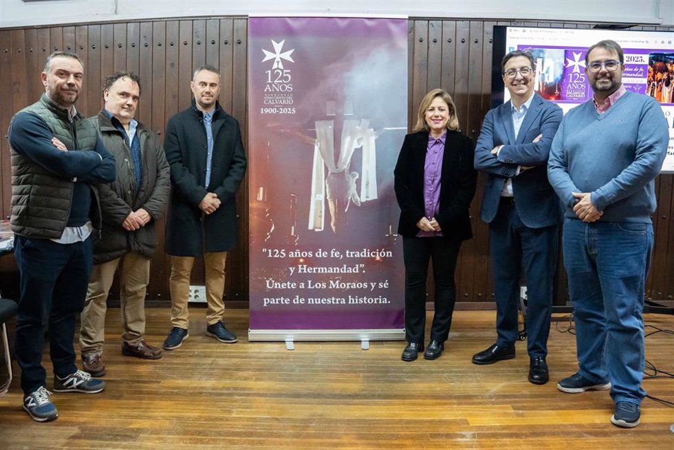 Foto de familia en la presentación de los actos del 125 aniversario de la Hermandad del Calvario.