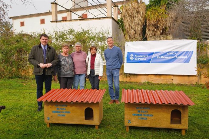 El teniente de alcalde y regidor de Medio Natural, Entornos Saludables, Mercados e Innovación, Llorenç Bauzá, junto al director veterinario del Csmpa, Rafael de Juan, y voluntarias de las colonias felinas.