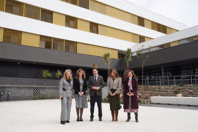 El presidente del Gobierno andaluz, Juanma Moreno, ha inaugurado el Instituto de Educación Secundaria Ana Carmona 'Veleta' de Mijas (Málaga).