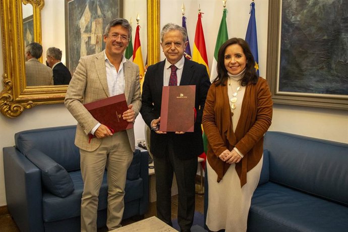 El presidente de la Diputación, Salvador Fuentes (centro), junto a la delegada de Derechos Sociales, Irene Aguilera, y el oncólogo Juan de la Haba.