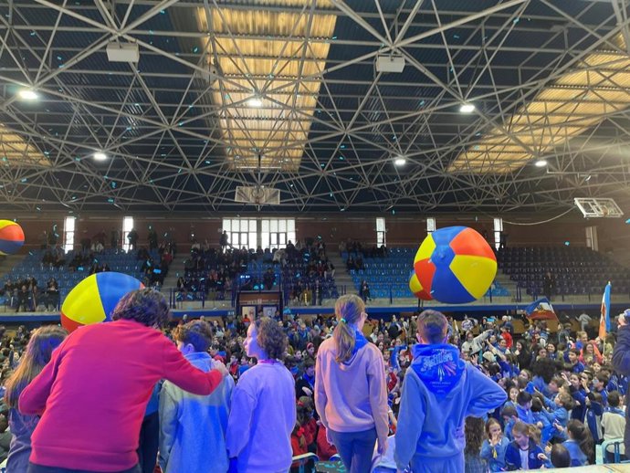 Más de 600 escolares llenan el pabellón de La Cantábrica en el pregón infantil de las fiestas de San José de Astillero