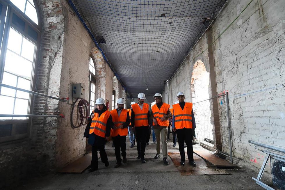 El ministro de Cultura, Ernest Urtasun (c), durante la visita a las obras