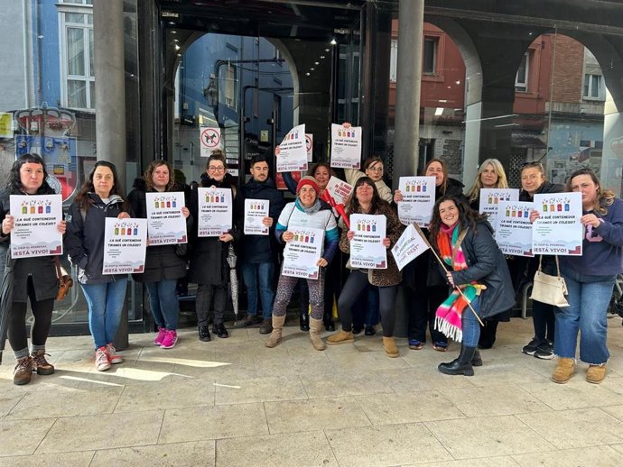 Familias del CEIP El Pedregal en las puertas de la Consejería de Educación.