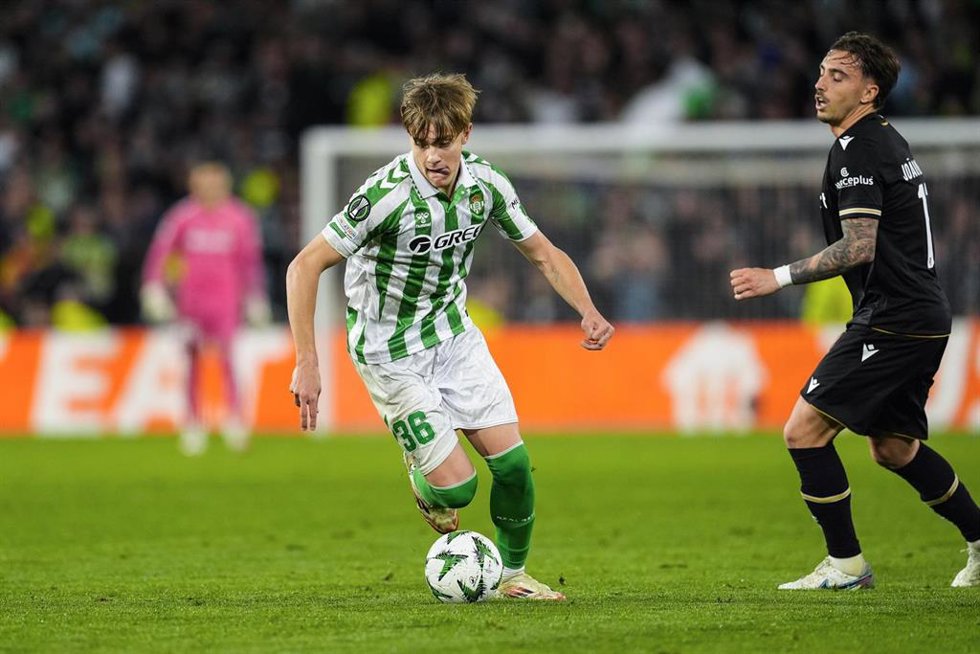 El atacante del Real Betis Jesús Rodríguez en un partido de Conference League.