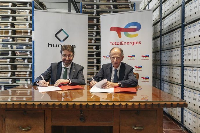 El presdiente de Hunosa, Enrique Fernández y el presidente de TotalEnergies Electricidad y Gas, Javier Sáenz de Jubera.