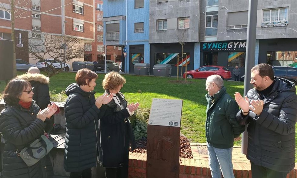 Acto de descubrimiento de la placa con el nombre del cantautor Julio Ramos que da nombre a una plaza en Gijón.