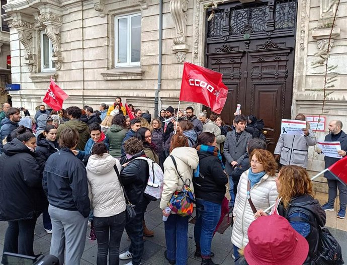 Concentración de CCOO y Copescan ante la Consejería de Inclusión Social