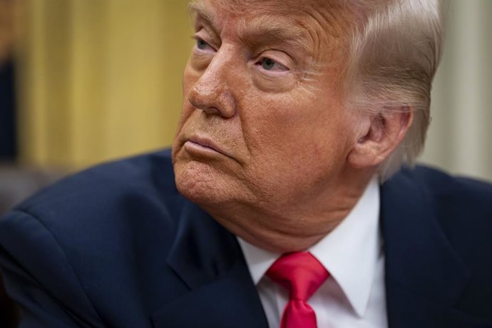 6 de março de 2025, Washington, Distrito de Columbia, EUA: O presidente dos Estados Unidos, Donald Trump, antes de assinar uma ordem executiva no Salão Oval da Casa Branca em Washington, DC, EUA, na quinta-feira, 6 de março de 2025. Trump está assinando o