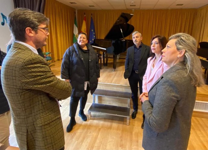 Diego Copé (izda.), con Lola Amo (fondo, izda.), durante su visita al Conservatorio de Montoro.
