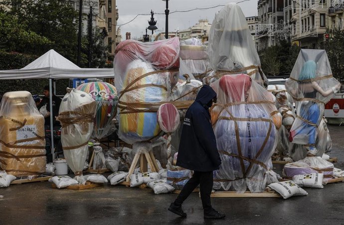 Varios ninots tapados con plásticos por la lluvia, a 14 de marzo de 2025, en València.