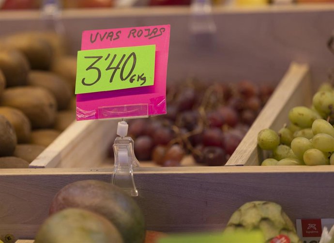 Archivo - Imagen de archivo de uvas rojas en una frutería  en un puesto de un mercado, a 15 de marzo de 2023, en Madrid (España).
