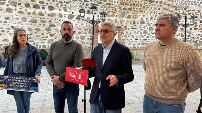 El secretario general del PSOE de Málaga, Josele Aguilar, con los alcaldes de El Borge, Raúl Vallejo, y Almáchar, Antonio Yuste