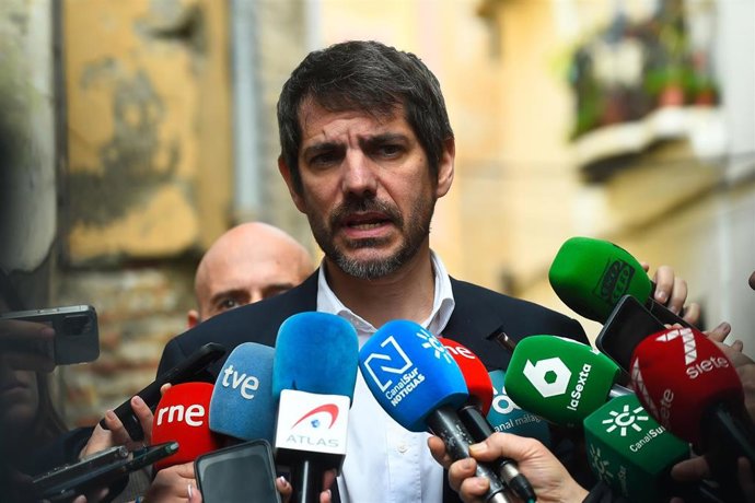 El ministro de Cultura, Ernest Urtasun, atiende a los medios de comunicación. 