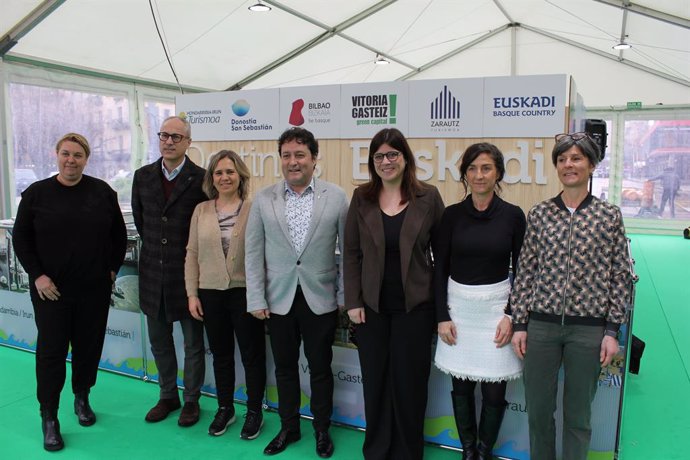 Representantes políticos de Girona y Euskadi en la presentación.