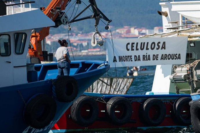 Archivo - Arquivo - Varias persoas durante unha manifestación en barco contra Altri, a 12 de xuño de 2024, en Ría de Arousa, A Coruña, Galicia.