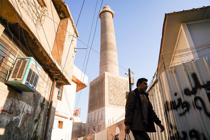 Archivo - Arquivo - 29 de janeiro de 2025, Mosul, Nineveh, Iraque: Um homem caminha em frente ao minarete Al-Hadba na Grande Mesquita de al-Nuri, que foi reconstruída depois de ter sido explodida por militantes do Estado Islâmico. O minarete de Al-Hadba é