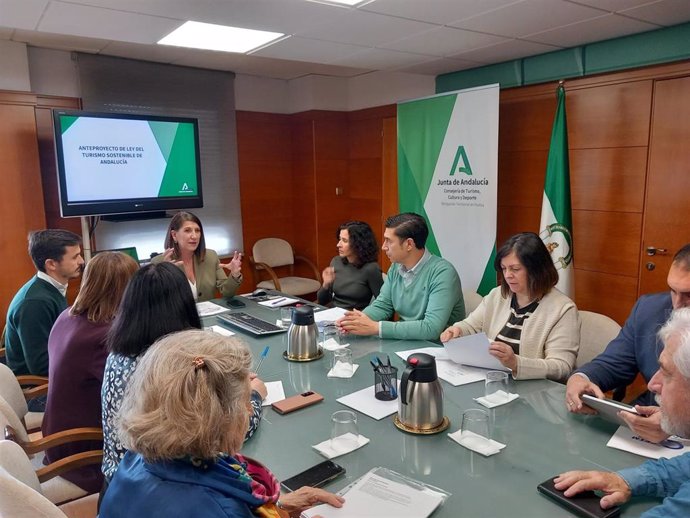 La delegada de Turismo y Andalucía Exterior de la Junta en Huelva, Teresa Herrera, da a conocer el Anteproyecto de Ley de Turismo Sostenible de Andalucía.