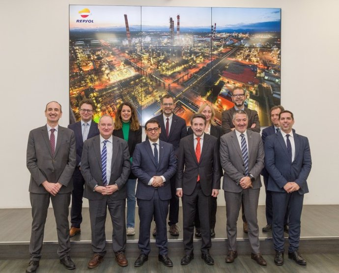 El vicepresident executiu de la Comissió Europea (CE) Stéphane Séjourné i el ministre d'Indústria i Turisme, Jordi Hereu, al complex industrial de Repsol a Tarragona