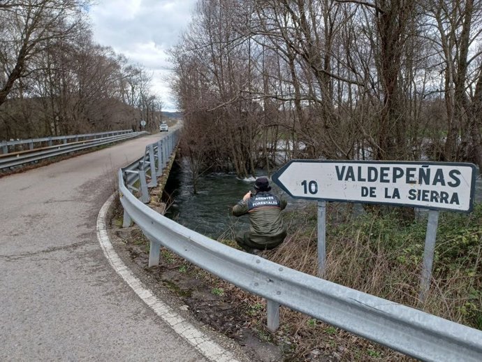 Cortado el acceso al Pontón de la Oliva al llegar el agua a la altura del puente sobre el Lozoya
