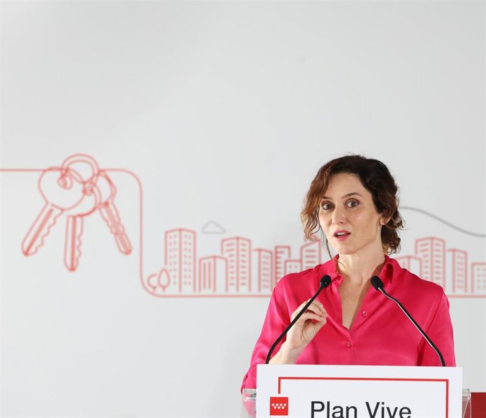 Archivo - La presidenta de la Comunidad de Madrid, Isabel Díaz Ayuso, interviene durante una visita a una nueva promoción del Plan Vive 
