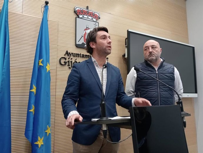 Rueda de prensa del presidente del Partido Popular en Gijón y diputado regional, Andrés Ruiz, acompañado del edil del PP gijonés, Guzmán Pendás.