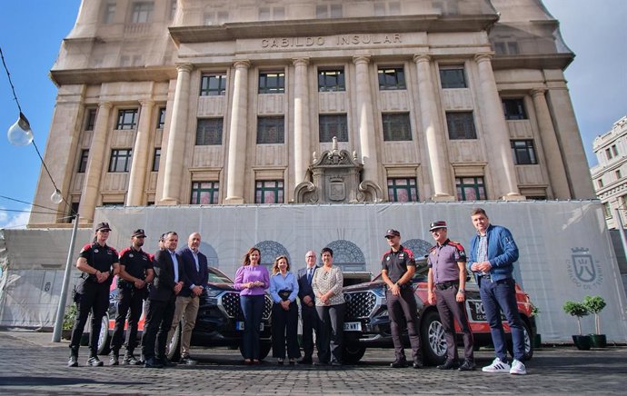 Acto de entrega de dos vehículos todoterreno del Cabildo de Tenerife a la Policía Canaria