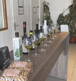 Imagen de una cata de Aceite de Oliva Virgen Extra en Francia.